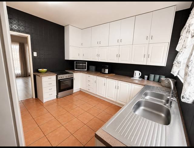 3 BEDROOM TOWNHOUSE TO LET IN THREE RIVERS PROPER